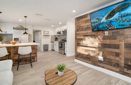 Ballast Point House | Tropical 🌴 Retreat w/ Huge Relaxing Patio