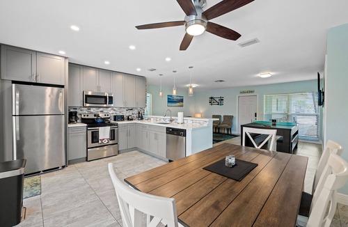 Dania Beach House | *Tropical SPA! Hot tub, ping pong table, 5 min to BEACH, airport, & downtown!*