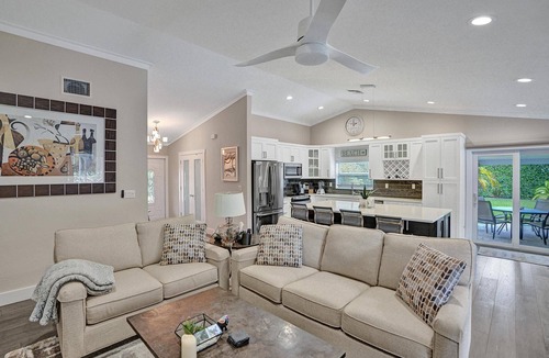 Lake Ida Shores House | Tropical, tranquil