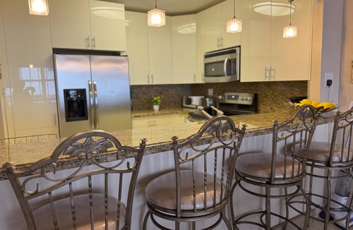 Hallandale Beach Apartment | Tropical vacation BEACH CONDO 1 bedroom 1,5 bath 2 parking spots sleeps up to 6