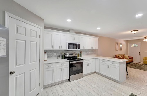 Ruskin Apartment | Tropical Vacation Home! 3 Rooms, 2 Bedrooms, sleeps 6 ppl.