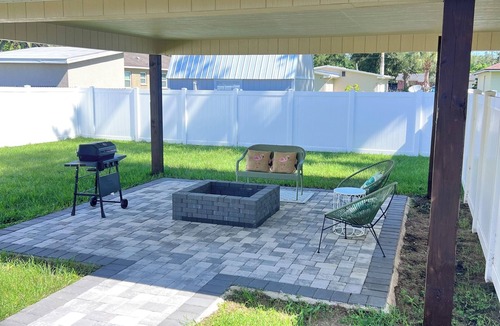 Ruskin Apartment | Tropical Vacation Home! 3 Rooms, 2 Bedrooms, sleeps 6 ppl.