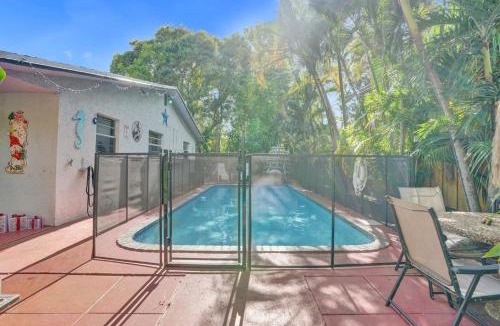 Riverside Park Apartment | Tropical View Escape - 1BR