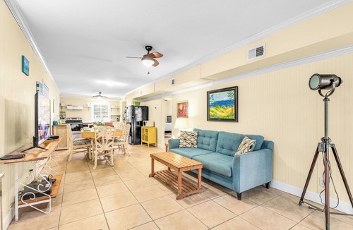 East End House | TROUT Steps to beach. Lovely two bedroom with screened porch and pool.