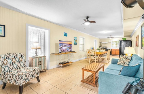 East End House | TROUT Steps to beach. Lovely two bedroom with screened porch and pool.