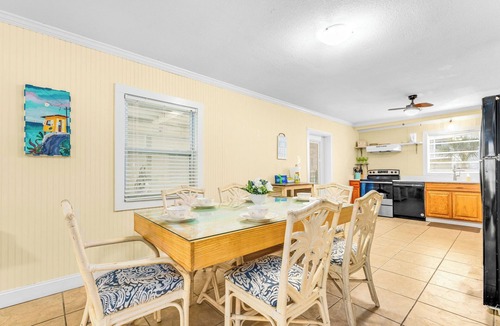 East End House | TROUT Steps to beach. Lovely two bedroom with screened porch and pool.