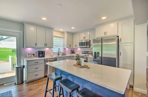 Penhook House | True Lakefront, Easy Water Access, Dock, Hot Tub, Sleeps 12