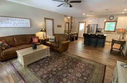 Martin House | Tugaloo Tuck-In on Lake Hartwell, PRIVATE COVE, covered dock, huge yard, firepit