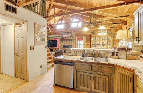 Tumbling Shoals Cottage | Tumbling Shoals Cabin < 1 Mi to Beaches & Boating!