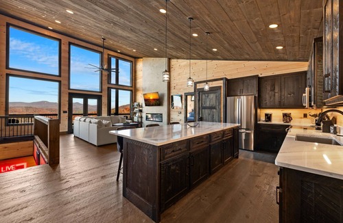 Ridgeline Vistas Cabin | Tune Inn - Pet Friendly | Mtn View | Hot Tub | Game Room
