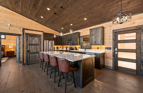 Ridgeline Vistas Cabin | Tune Inn - Pet Friendly | Mtn View | Hot Tub | Game Room