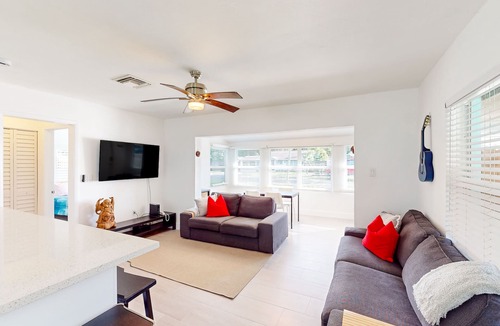 Edgewood House | Turquoise charmer with enclosed yard, open layout, & W/D - snowbird-friendly