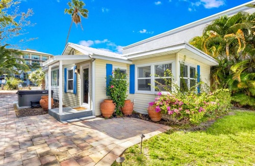 Pineapple Grove Arts District Cottage | Turtle Tracks ~Steps to Atlantic
