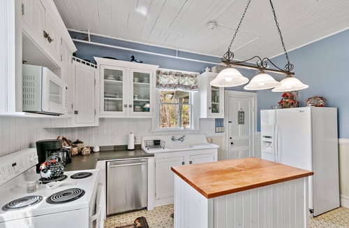 Waynesville House | Twin Maples Farmhouse-Walk to Dining, Shops & Pubs