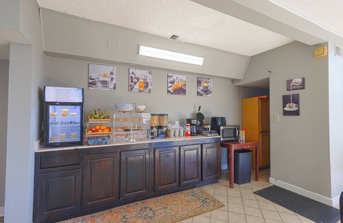 Brownsville Hotel | Two Airy & Relaxing 2 Queen Bed Room with All the Essentials for a Fun Stay