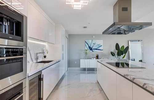 Sunny Isles Beach Condo | Two-story condo with water views in 5* Condo complex