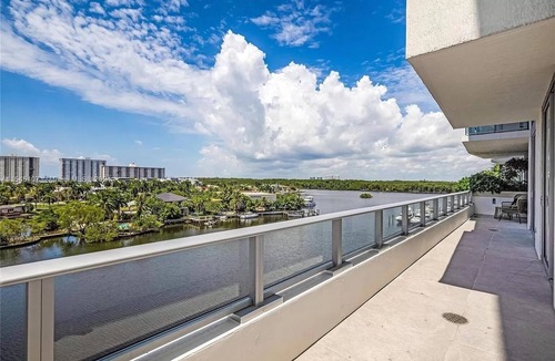 Sunny Isles Beach Condo | Two-story condo with water views in 5* Condo complex