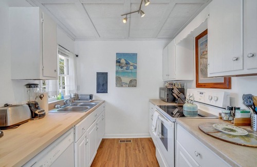 Tybee Island Cottage | Tybee Lighthouse Cottage (A): Walk to the Beach!