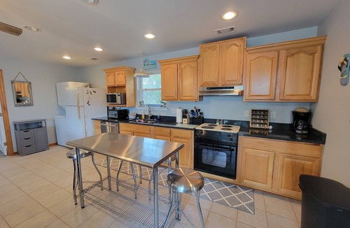 Tybee Island Cottage | Tybee Pink House (Military & Veteran Discount)
