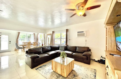 Dolphin Isles Apartment | U1-Beachfront-Paradise-Downtown
