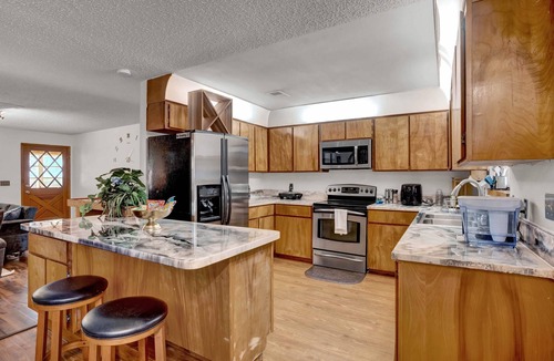 Eustis House | Uhost AI - 4BR Getaway - Cozy Firepit & Hot Tub Fun