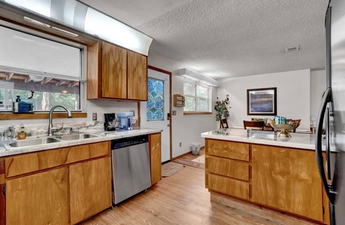 Eustis House | Uhost AI - 4BR Getaway - Cozy Firepit & Hot Tub Fun