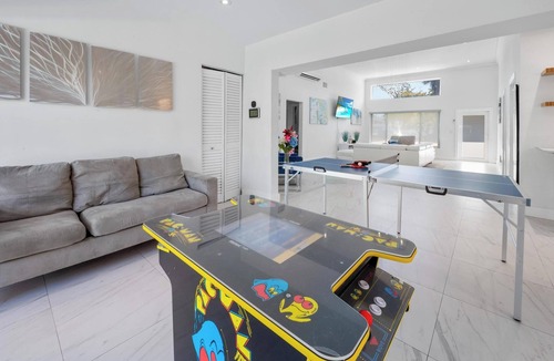 Aventura House | Uhost AI | 5BR Retreat | Pool, Valet & Event Space