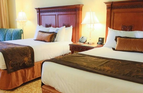 Orlando House | Ultimate Adventure in Florida! 2 Great Units, Pools, Restaurants, Hot Tub