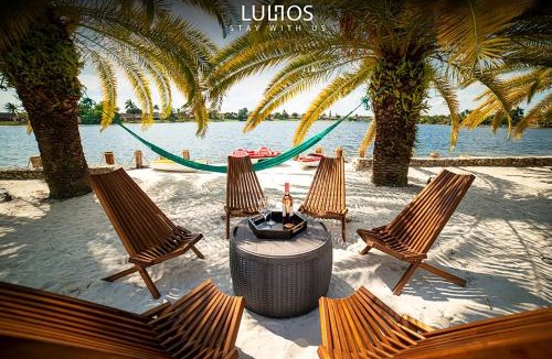 Kendale Lakes House | Ultimate Beach Villa Pool, Games & Pedal Boats L12