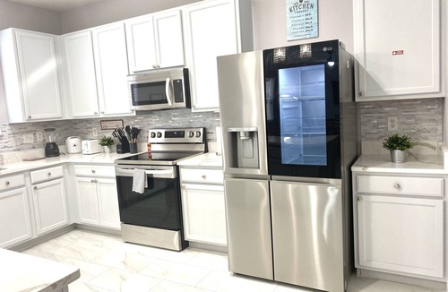 Sunrise Lakes House | Ultimate Disney Getaway 5 bedroom, Poolside Relaxation & Fun Game Room!