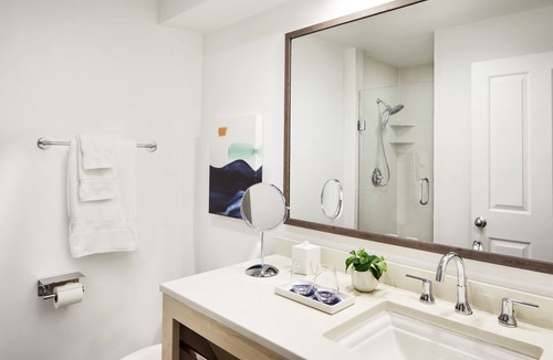 Key West Hotel | Ultimate Florida Getaway! Garden View, 4 Pools, Shuttle Service and Parking!