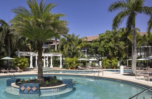 Hunt Club House | Ultimate Golf Spot Relaxation | Outdoor Pools and Free Parking