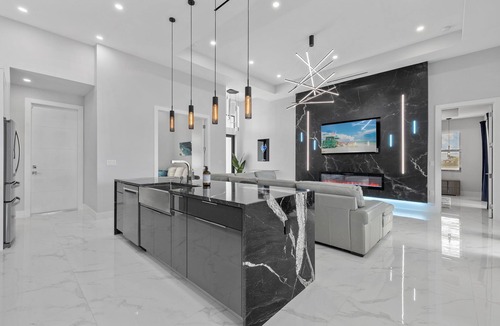 Mariner House | Ultra Modern Home w Heated Salt water Pool pet friendly