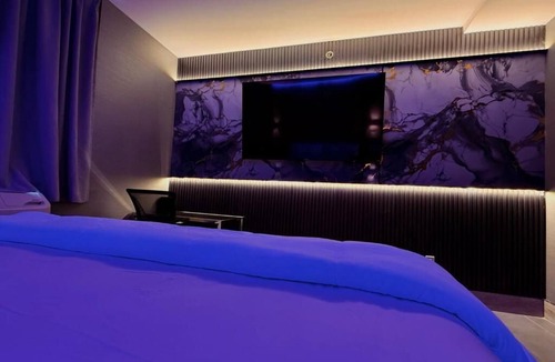 West Bronx Hotel | Umbrella Hotel