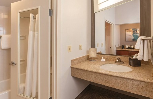 Newark Hotel | Unbeatable Location! 2 Comfortable Units, Indoor Swimming Pool, Pets are Welcome