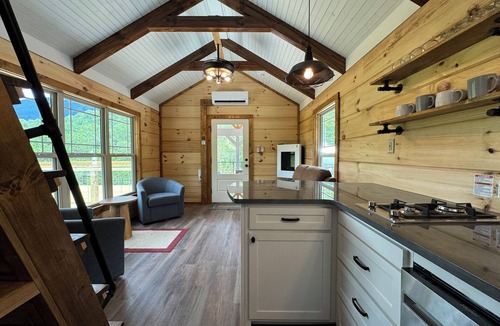 Cleveland Cabin | Unbelievable Mountainside Views, Charming Cabin WiFi, AC, Gas Fireplace, Loft.