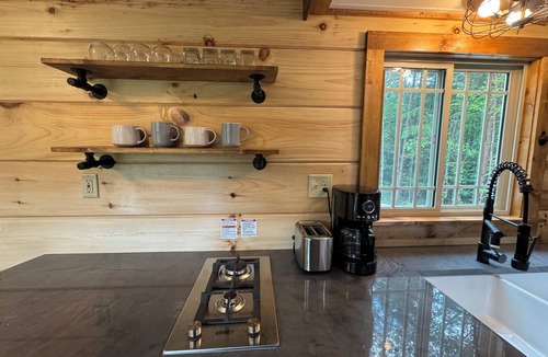 Cleveland Cabin | Unbelievable Mountainside Views, Charming Cabin WiFi, AC, Gas Fireplace, Loft.