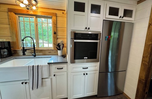 Cleveland Cabin | Unbelievable Mountainside Views, Charming Cabin WiFi, AC, Gas Fireplace, Loft.
