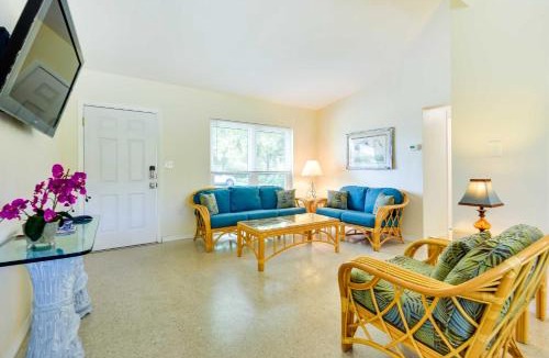 South Bradenton House | Uncle Louies Gulf Coast Gem with Outdoor Oasis