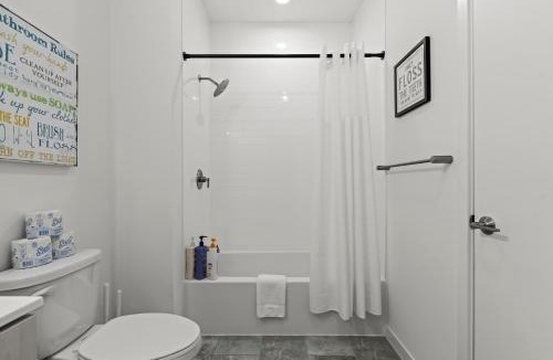 Poplar Apartment | Unique 1BR King Rooftop Gym Old City WD 625
