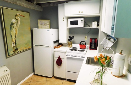 Inlet District Apartment | Unique and Charming-Waterfront Studio Cottage - Queen bed & Dock
