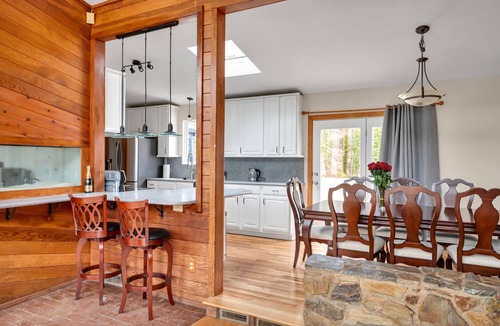 Durham House | Unique Durham Cabin with Hot tub and close to Duke