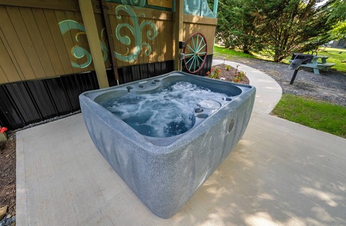 Goldbond Cottage | Unique Gypsy Jade at Four Fillies Lodge-w/Hot Tub