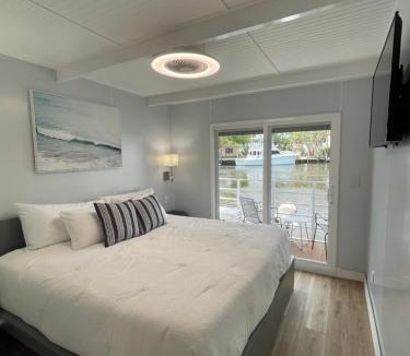 Sailboat Bend Boat Rental | Unique Houseboat Modern and New