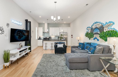 Third Ward House | Unique Jaw-Dropping 6BR Duplex | 10 Min Walk to BOA Games & Concerts| Uptown City Views | Sleeps 20+