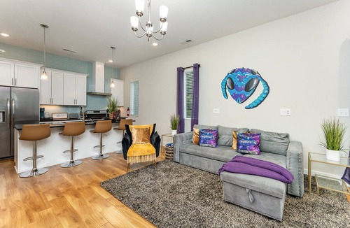 Third Ward House | Unique Jaw-Dropping 6BR Duplex | 10 Min Walk to BOA Games & Concerts| Uptown City Views | Sleeps 20+