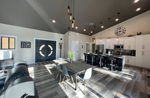 Flintstone House | Unique modern home with Hot tub on 10 acres with King size bed near Chattanooga