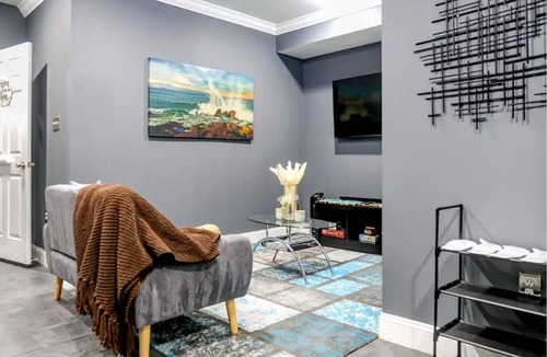 Washington House | Uniquely Styled Private Suite