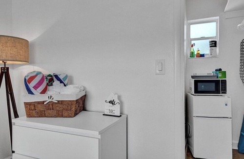 North Beach Apartment | UNIT #3 Waves on Desoto Studio with a Pool