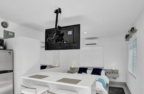 Deerfield Beach House | UnitB Sea&I Private Studio near Deerfield Beach